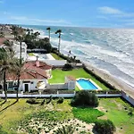 1100 Beachfront First Line فيلة *