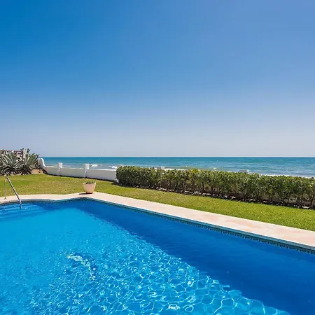 1100 Beachfront First Line וילה