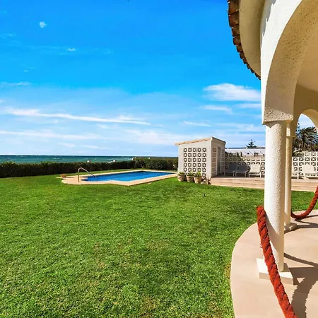 1100 Beachfront First Line Villa *