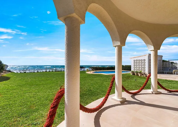 1100 Beachfront First Line Вилла